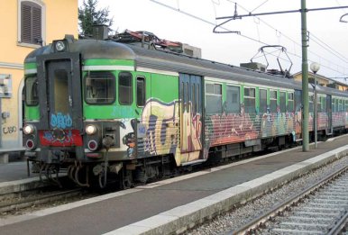 Wer steigt schon gerne in einen solchen Zug ein? Der Vandalismus ist ein internationales Phänomen: Regionalzug in Poppi (Toskana), Mai 2009.