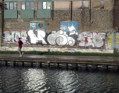 Diese Sorte weniger gelungener Graffiti in der Umgebung der Station Cambridge Heath gehrten zum Repertoir der Vandalen. Auf dem Mauerwerk kann dieses Kunstwerk nur mhsam (und teuer) entfernt werden.