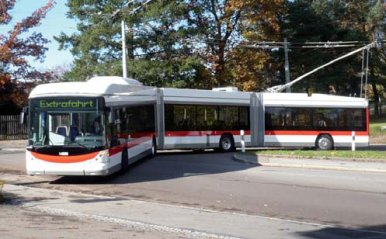 Wer steigt schon gerne in einen solchen Zug ein? Der Vandalismus ist ein internationales Ph�nomen: Regionalzug in Poppi (Toskana), Mai 2009. 