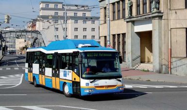 Wer steigt schon gerne in einen solchen Zug ein? Der Vandalismus ist ein internationales Ph�nomen: Regionalzug in Poppi (Toskana), Mai 2009. 