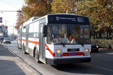 Wer steigt schon gerne in einen solchen Zug ein? Der Vandalismus ist ein internationales Ph�nomen: Regionalzug in Poppi (Toskana), Mai 2009. 