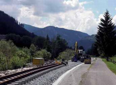 Wer steigt schon gerne in einen solchen Zug ein? Der Vandalismus ist ein internationales Phnomen: Regionalzug in Poppi (Toskana), Mai 2009. 