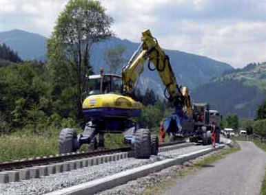 Wer steigt schon gerne in einen solchen Zug ein? Der Vandalismus ist ein internationales Phnomen: Regionalzug in Poppi (Toskana), Mai 2009. 