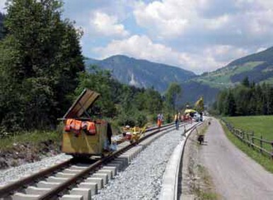 Wer steigt schon gerne in einen solchen Zug ein? Der Vandalismus ist ein internationales Phnomen: Regionalzug in Poppi (Toskana), Mai 2009. 