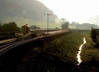 Wer steigt schon gerne in einen solchen Zug ein? Der Vandalismus ist ein internationales Phnomen: Regionalzug in Poppi (Toskana), Mai 2009. 