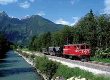 Wer steigt schon gerne in einen solchen Zug ein? Der Vandalismus ist ein internationales Phnomen: Regionalzug in Poppi (Toskana), Mai 2009. 